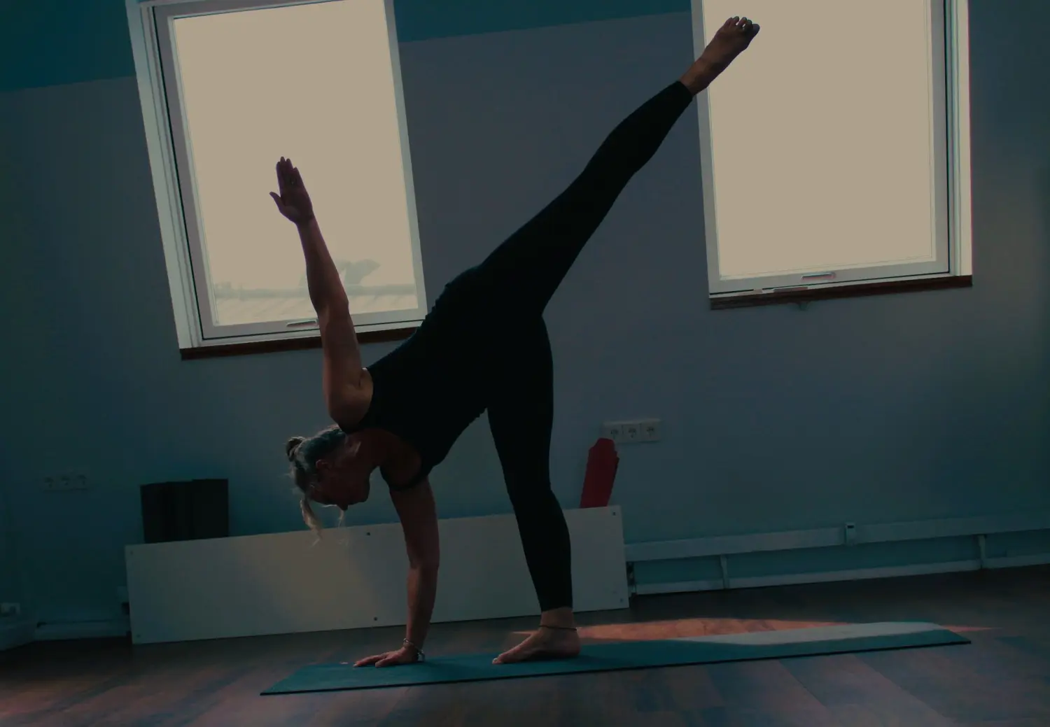 Eine Frau beim Yoga von YOGAZONE