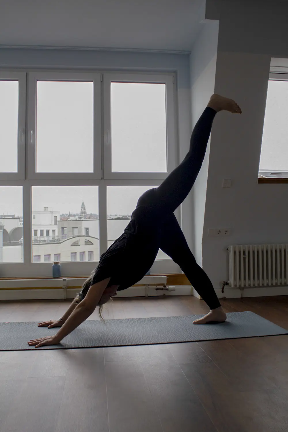 Eine Frau beim Yoga von YOGAZONE
